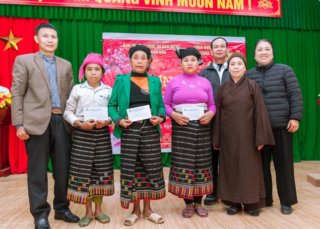 Đoàn tặng quà cho bà con có hoàn cảnh khó khăn