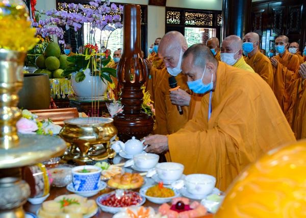 Chư tôn đức Tăng trong Ban Quản trị Thiền phái Trúc Lâm dâng trà cúng Tổ sư - Ảnh: Đăng Tuấn Chư tôn đức Tăng trong Ban Quản trị Thiền phái Trúc Lâm dâng trà cúng Tổ sư - Ảnh: Đăng Tuấn