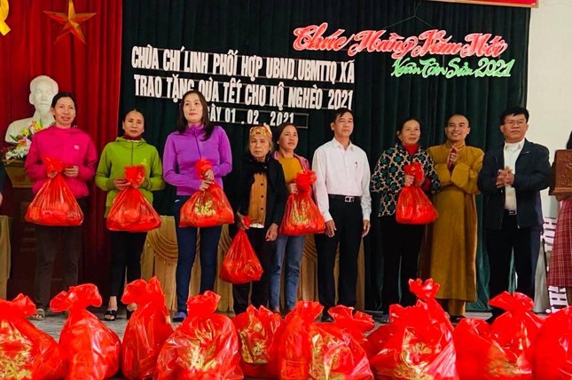 Đại đức Thích Tuệ Minh trao tận tay 50 phần quà cho các hộ nghèo tại xã Minh Thành Đại đức Thích Tuệ Minh trao tận tay 50 phần quà cho các hộ nghèo tại xã Minh Thành