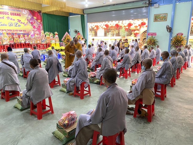 Toàn cảnh buổi cúng dường quà Tết tại Thiền tự Phước Quang