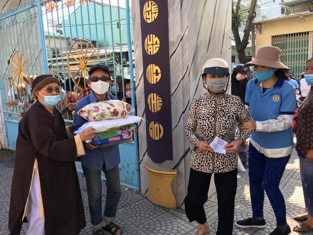 Ni trưởng Hạnh Tâm tặng quà Tết cho bà con có hoàn cảnh khó khăn