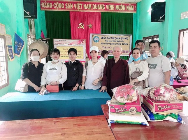 Đại đức Thích Nhuận Hòa cùng nhóm thiện nguyện &quot;Sen trắng&quot; tặng quà cho người nghèo tỉnh Quảng Nam