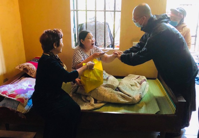 Chùa Phổ Môn trao quà cho các mảnh đời khó khăn Chùa Phổ Môn trao quà cho các mảnh đời khó khăn