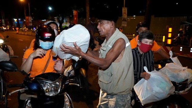 Những phần quà được trao tay, ấm lòng những người già neo đơn Những phần quà được trao tay, ấm lòng những người già neo đơn