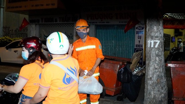 Một chút lòng chia sẻ gửi đến những người công nhân vệ sinh vẫn còn miệt mài làm sạch đẹp cho phố phường Một chút lòng chia sẻ gửi đến những người công nhân vệ sinh vẫn còn miệt mài làm sạch đẹp cho phố phường