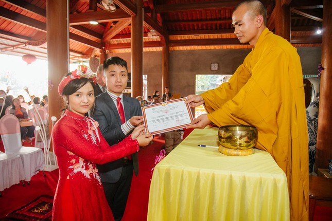 Đại đức Thích Tuệ Phúc trao giấy chứng nhận hằng thuận tới cô dâu và chú rể