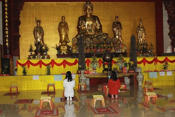 Giữ khoảng cách an toàn khi hành lễ tại chùa Phổ Độ Giữ khoảng cách an toàn khi hành lễ tại chùa Phổ Độ