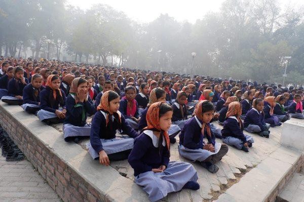 Các em tọa thiền trước khi bắt đầu tiết học