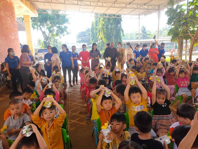 Các bạn nhỏ với những phần quà trên tay Các bạn nhỏ với những phần quà trên tay