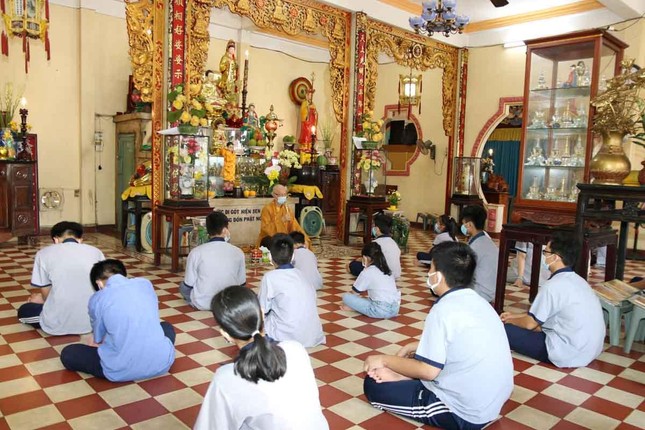 Các em nghe Hòa thượng Trụ trì giảng pháp Các em nghe Hòa thượng Trụ trì giảng pháp