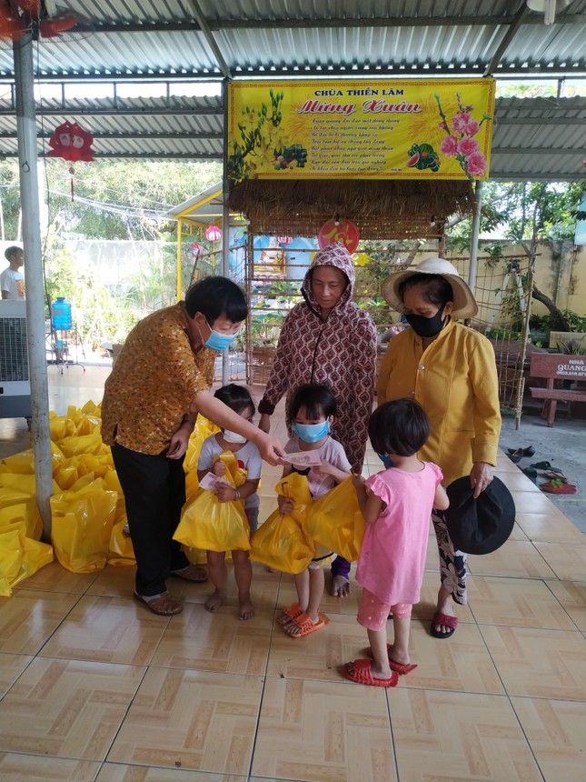 Đại diện Quỹ Tương trợ Việt Nam trao quà đến các cháu