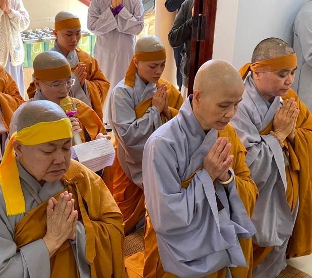 Môn đồ pháp quyến tác bạch cúng dường trai tăng