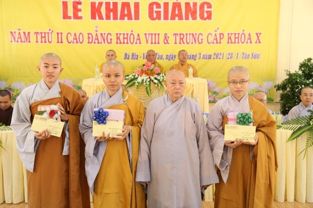 Ni trưởng Thích nữ Như Như phát thưởng cho Ni sinh lớp Trung cấp có thành tích xuất sắc Ni trưởng Thích nữ Như Như phát thưởng cho Ni sinh lớp Trung cấp có thành tích xuất sắc