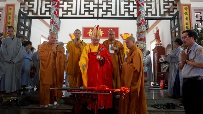 Chư tôn đức Tăng và các Phật tử trong buổi lễ Chư tôn đức Tăng và các Phật tử trong buổi lễ