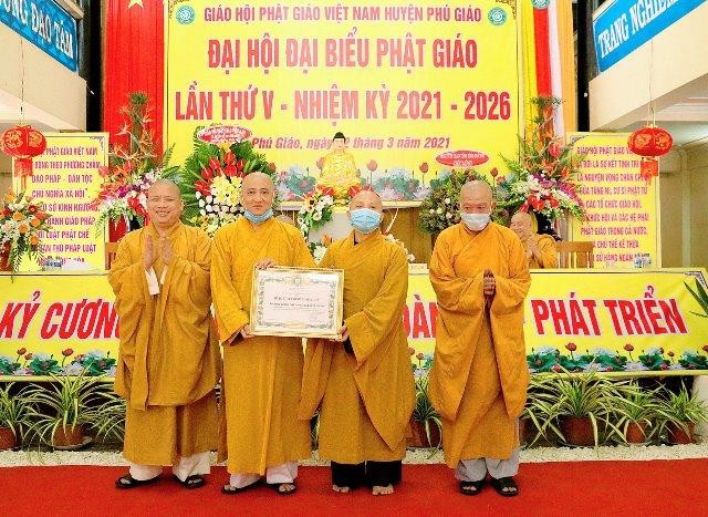 Hòa thượng Thích Huệ Thông, thay mặt Hội đồng Trị sự trao bằng Tuyên dương công đức đến Ban Trị sự Phật giáo huyện Phú Giáo