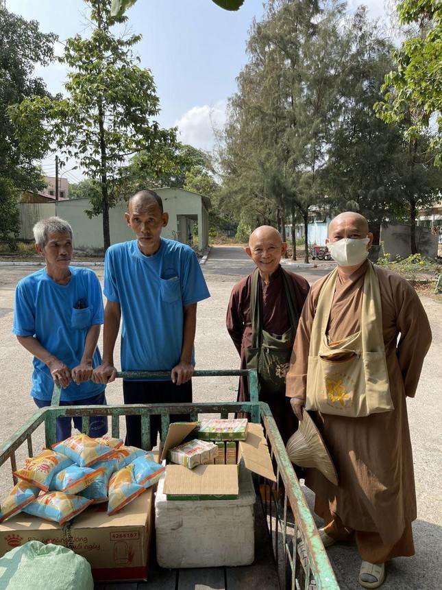 Các bệnh nhân đang phụ chư Tăng vận chuyển các phần quà vào trung tâm