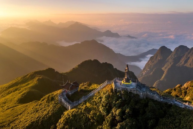 Ngày mới trên đỉnh Fansipan - Ảnh: Nguyễn Phước Hoài