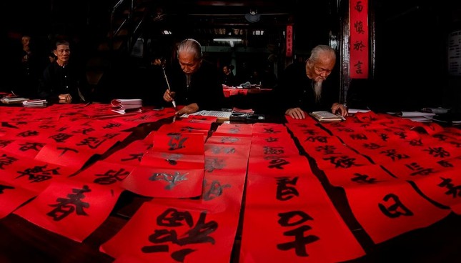 Cho chữ ngày xuân - Ảnh: Phan Minh Minh Tâm