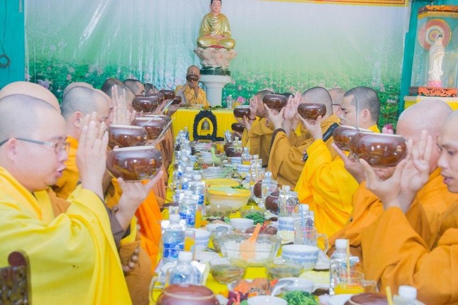 Chư tôn đức thực hiện nghi thức cúng quá đường