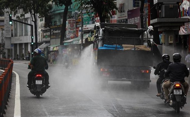 Quân khu 7 phun khử trùng quận Gò Vấp ngày 1-6. Ảnh: Quỳnh Trần. Quân khu 7 phun khử trùng quận Gò Vấp ngày 1-6. Ảnh: Quỳnh Trần.