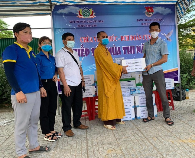 Đại đức Thích Thiền Tuệ trao quà hỗ trợ chương trình “Tiếp sức mùa thi” tại trường THPT Nam Đàn 1