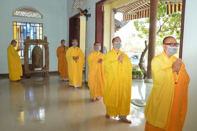 Kinh hành sau giờ quá đường Kinh hành sau giờ quá đường