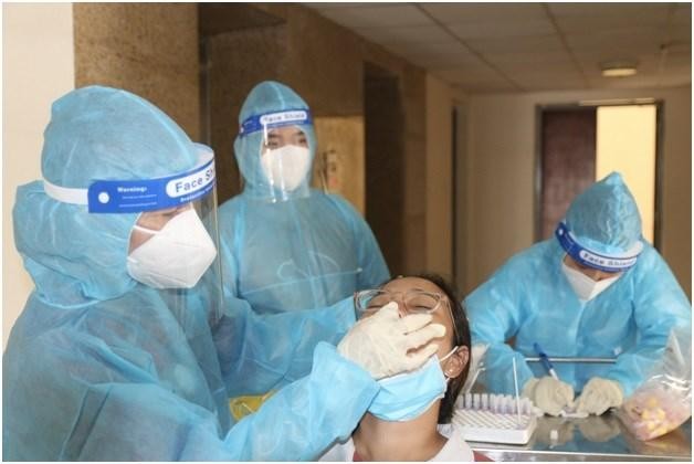 Tổ chức lấy mẫu xét nghiệm mở rộng tại các khu vực tạm phong tòa - Ảnh: Văn Tùng Tổ chức lấy mẫu xét nghiệm mở rộng tại các khu vực tạm phong tòa - Ảnh: Văn Tùng