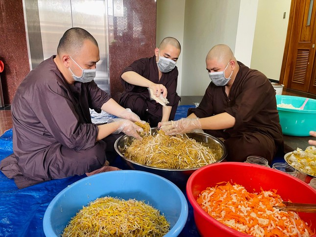 Chư Tăng chùa Ân Phước hoan hỷ làm món bì cho những phần cơm tấm từ thiện