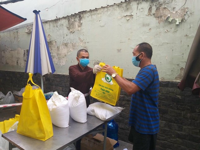 Đại đức Thích Minh Lộc tận tay trao quà đến bà con Đại đức Thích Minh Lộc tận tay trao quà đến bà con