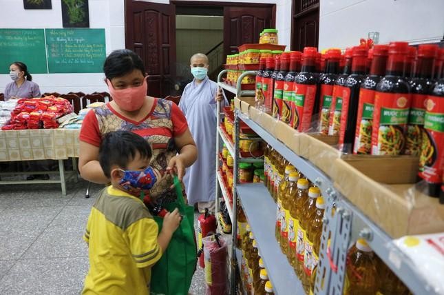 Con trai chị Tâm giúp mẹ chọn những món hàng cần thiết cho những ngày chống dịch