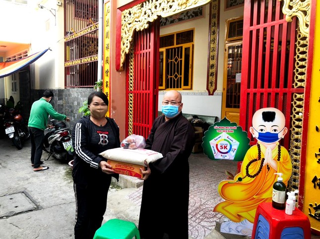 Thượng toạ Thích Trí Chánh trao quà cho bà con có hoàn cảnh khó khăn Thượng toạ Thích Trí Chánh trao quà cho bà con có hoàn cảnh khó khăn