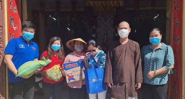 Đại đức Thích Chơn Tâm trong buổi phát quà - Ảnh: Chơn Tâm Đại đức Thích Chơn Tâm trong buổi phát quà - Ảnh: Chơn Tâm