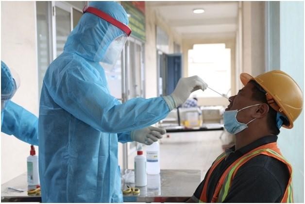 Tổ chức lấy mẫu giám sát khu vực nguy cơ cao - Ảnh: Văn Tùng Tổ chức lấy mẫu giám sát khu vực nguy cơ cao - Ảnh: Văn Tùng