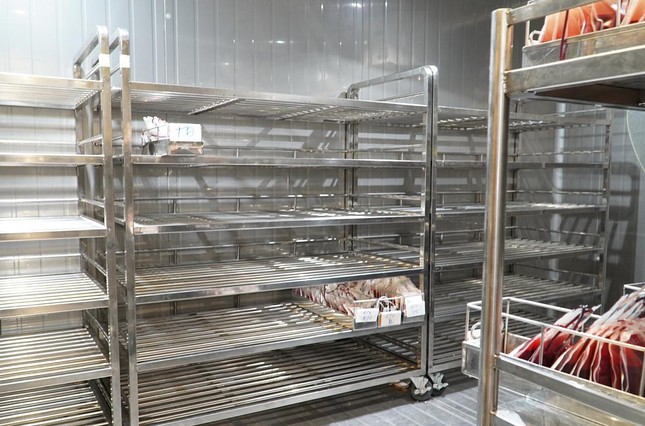 Nhiều kệ trong kho dự trữ máu tại Trung tâm Truyền máu Chợ Rẫy đang trống trơn - Ảnh: Bệnh viện cung cấp