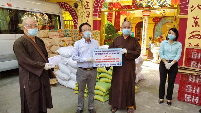 Chư tôn đức trao quà, tiền đến Chủ tịch UBND phường 16, quận 8 để hỗ trợ cho bà con nghèo trong khu vực bị cách ly