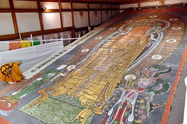 Hình Bồ-tát Quan Thế Âm 11 mặt của chùa Hasedera ở tỉnh Nara. Đây là một trong những cuộn giấy dài nhất ở Nhật Bản với chiều dài khoảng 16,5 mét và rộng 6,2 mét và nặng khoảng 125,5 kg, gần như bằng với chính bức tượng. Hình Bồ-tát Quan Thế Âm 11 mặt của chùa Hasedera ở tỉnh Nara. Đây là một trong những cuộn giấy dài nhất ở Nhật Bản với chiều dài khoảng 16,5 mét và rộng 6,2 mét và nặng khoảng 125,5 kg, gần như bằng với chính bức tượng.