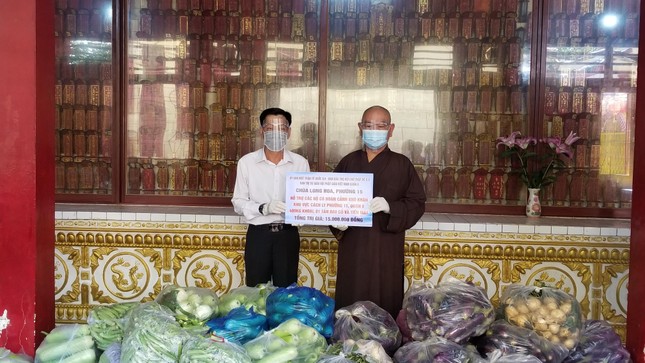 Ông Lê Ngọc Hải, Bí thư Đảng ủy phường 15, quận 8 nhận quà hỗ trợ cho bà con nghèo