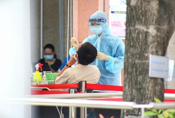Nhân viên Bệnh viện Đại học Y dược TP.HCM được lấy mẫu xét nghiệm Covid-19 vào sáng 16-6 - Ảnh: Nhật Thịnh Nhân viên Bệnh viện Đại học Y dược TP.HCM được lấy mẫu xét nghiệm Covid-19 vào sáng 16-6 - Ảnh: Nhật Thịnh