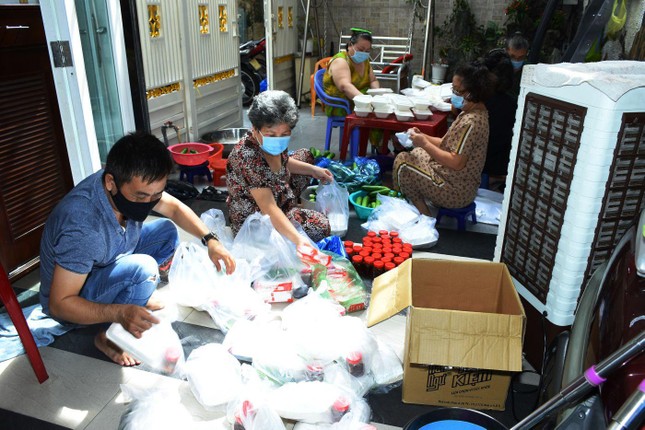 Đạo tràng Ommani chuẩn bị các phần cơm Đạo tràng Ommani chuẩn bị các phần cơm