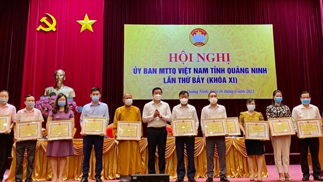 Thượng tọa Thích Đạo Hiển và các tập thể nhận bằng khen của UBMTTQVN tỉnh Quảng Ninh Thượng tọa Thích Đạo Hiển và các tập thể nhận bằng khen của UBMTTQVN tỉnh Quảng Ninh