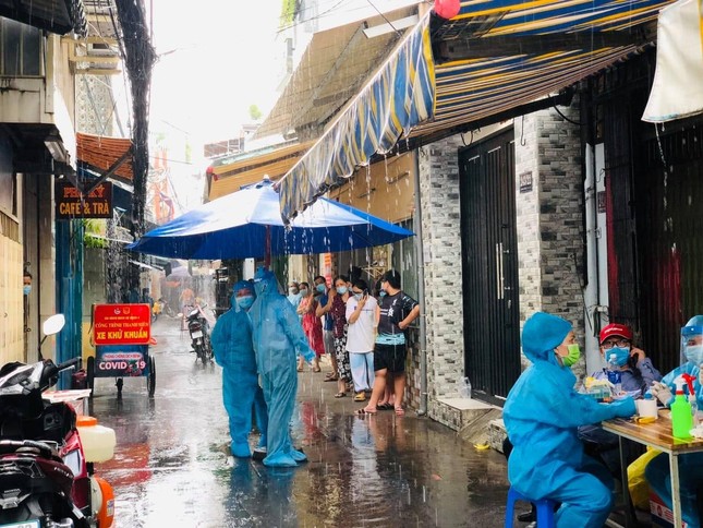 Lực lượng chức năng lấy mẫu xét nghiệm các trường hợp liên quan đến ca nhiễm Covid-19 mới để phòng dịch Lực lượng chức năng lấy mẫu xét nghiệm các trường hợp liên quan đến ca nhiễm Covid-19 mới để phòng dịch