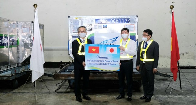 Bộ trưởng Nguyễn Thanh Long tiếp nhận lô vắc-xin phòng Covid-19 của Chính phủ Nhật Bản trao tặng cho Việt Nam - Ảnh: Trần Minh Bộ trưởng Nguyễn Thanh Long tiếp nhận lô vắc-xin phòng Covid-19 của Chính phủ Nhật Bản trao tặng cho Việt Nam - Ảnh: Trần Minh