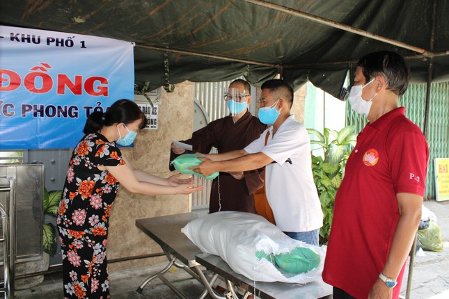 Đại đức Thích Vạn Mẫn tặng quà cho người dân