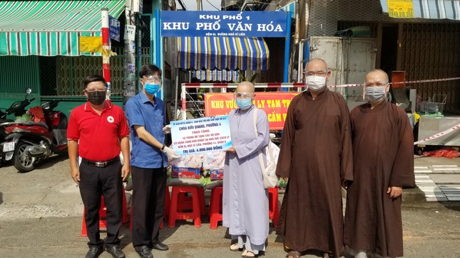 Chùa Bửu Quang (phường 4, quận 8) hỗ trợ 40 thùng mì gói Chùa Bửu Quang (phường 4, quận 8) hỗ trợ 40 thùng mì gói