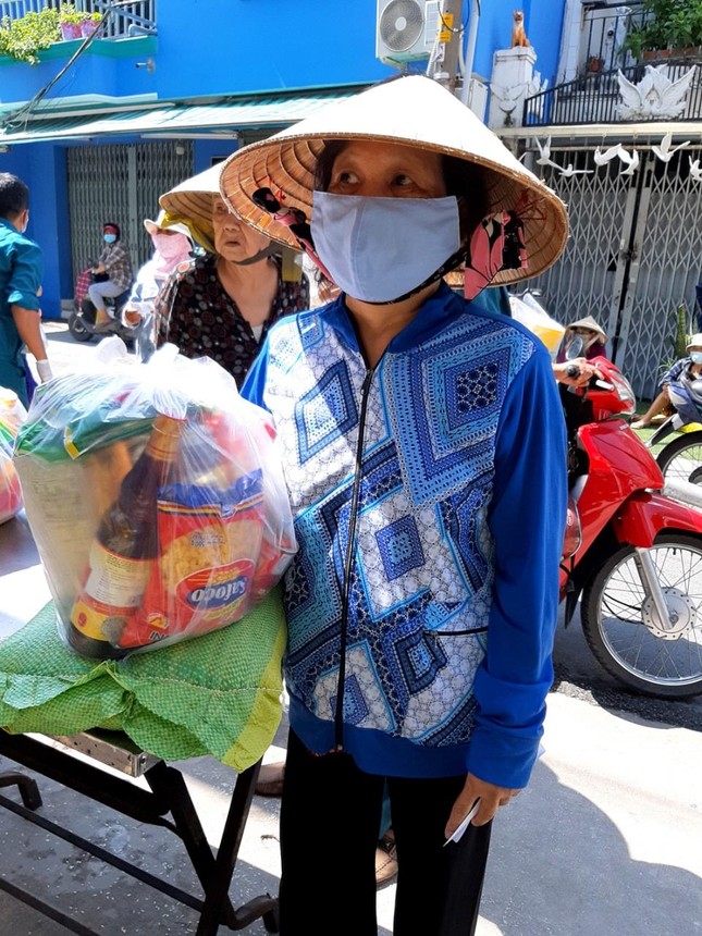 Người dân ở phường 5, quận Gò Vấp nhận quà hỗ trợ từ Quỹ từ thiện chùa Thiên Quang Người dân ở phường 5, quận Gò Vấp nhận quà hỗ trợ từ Quỹ từ thiện chùa Thiên Quang
