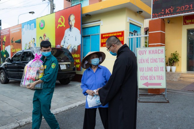 Hình ảnh người tu sĩ xông xáo, tiếp sức nơi phong tỏa chống dịch Hình ảnh người tu sĩ xông xáo, tiếp sức nơi phong tỏa chống dịch