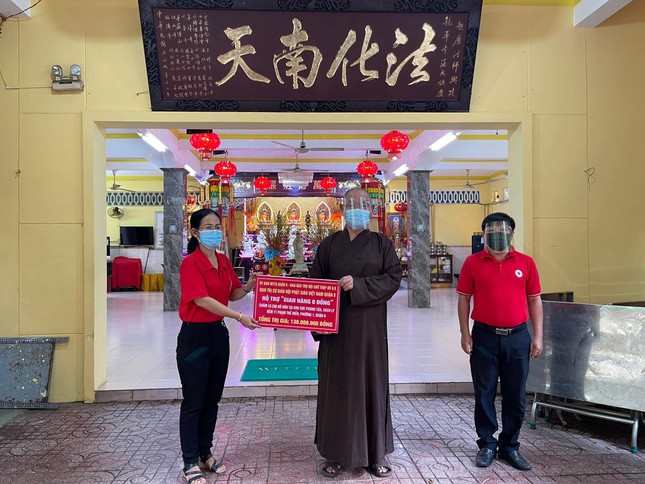 Thượng tọa Thích Huệ Công đại diện trao quà