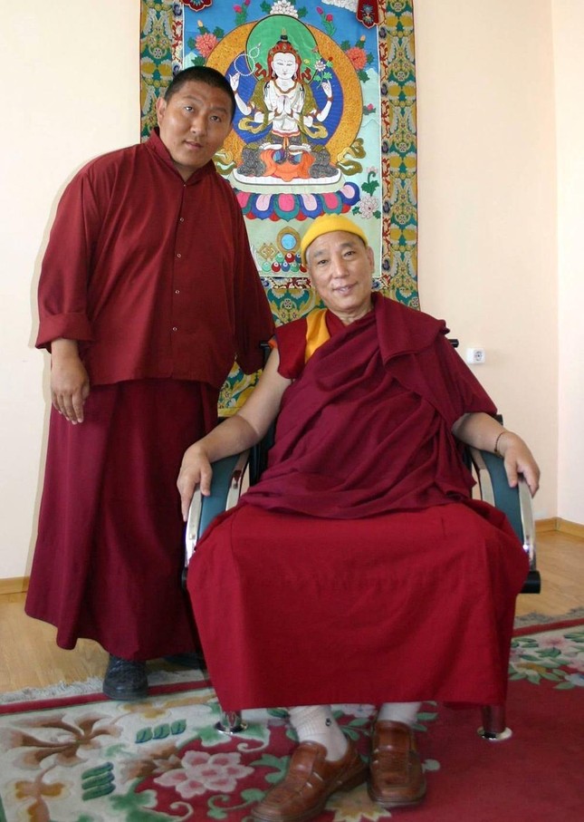 Ngài Yelo Rinpoche và vị đệ tử Tenzin Lama (đứng)
