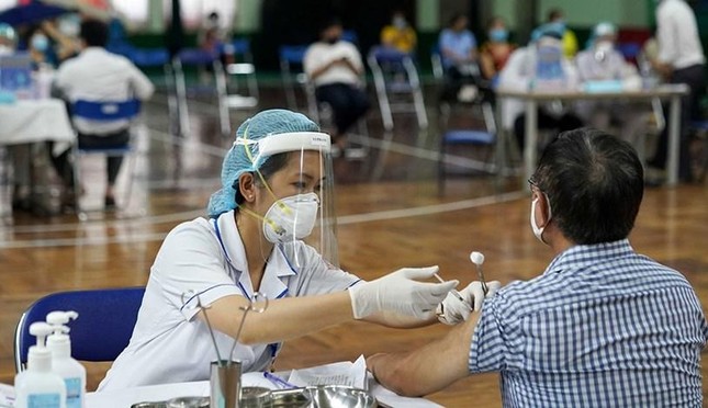 Điểm tiêm chủng cộng đồng tại Nhà thi đấu Lãnh Binh Thăng do Bệnh viện quận 11 (TP.HCM) phụ trách. Điểm tiêm chủng cộng đồng tại Nhà thi đấu Lãnh Binh Thăng do Bệnh viện quận 11 (TP.HCM) phụ trách.