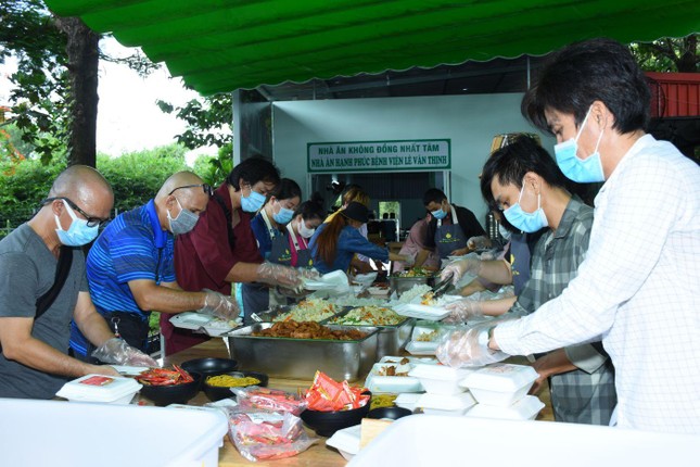 Nhóm Nhất Tâm đang chuẩn bị các phần cơm Nhóm Nhất Tâm đang chuẩn bị các phần cơm